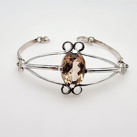 Pulsera de Topacio Imperial en Plata 950 con diseño de triple banda y corte oval sobre fondo neutro - Pulseras