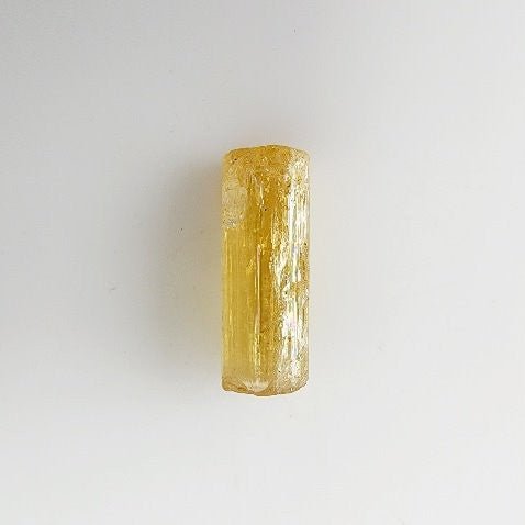 Topacio Imperial en bruto de colección procedente de Brasil con tono marrón caramelo y cristalización rectangular. - Minerales de colección
